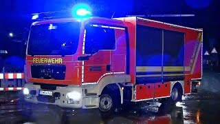 Gerätewagen Rettungsdienst der Berufsfeuerwehr Remscheid auf Alarmfahrt [upl. by Attenweiler]