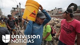 El corazón de los mexicanos es más grande que la tragedia Voluntarios salen a ayudar en las calles [upl. by Aonehc]